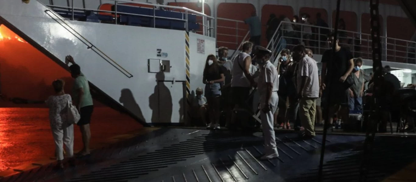 Φωτιά στην Εύβοια: Το Λιμενικό απεγκλώβισε 349 άτομα από το Πευκί